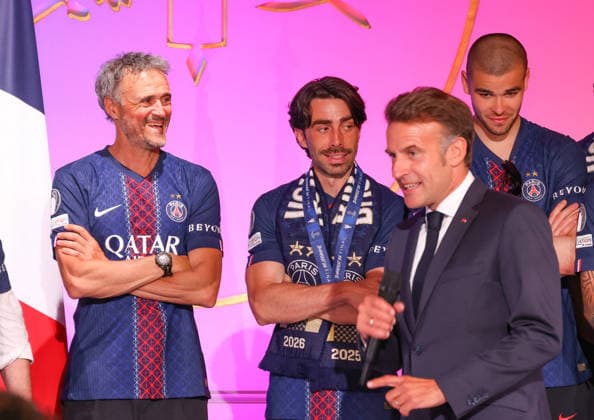 Luis Enrique (Entraineur), Rafel Pol Cabanellas (entraineur adjoint) , Emmanuel Macron (président de la République) et Lucas Chevalier - Emmanuel Macron, président de la République Française et et sa femme, Brigitte Macron reçoivent les joueurs du PSG à l Elysée après leur victoire en finale de la Ligue Des Champions 2026. Jack Tribeca Bestimage Emmanuel Macron, President of the French Republic, and his wife, Brigitte Macron, receive the PSG players at the Elysée Palace after their victory in the 2026 Champions League final. Paris France  Copyright: xJackxTribecax xBestimagexJackxTribecax xBestimagex