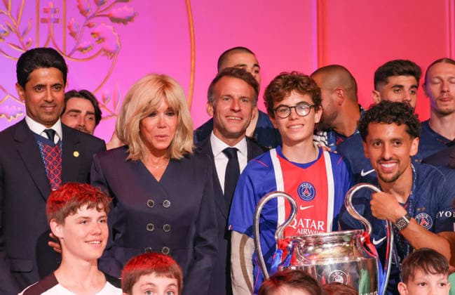 Nasser al-Khelaïfi, président du PSG, Emmanuel et Brigitte Macron avec Marquinhos - Emmanuel Macron, président de la République Française et et sa femme, Brigitte Macron reçoivent les joueurs du PSG à l Elysée après leur victoire en finale de la Ligue Des Champions 2026. Jack Tribeca Bestimage Emmanuel Macron, President of the French Republic, and his wife, Brigitte Macron, receive the PSG players at the Elysée Palace after their victory in the 2026 Champions League final. Paris France  Copyright: xJackxTribecax xBestimagexJackxTribecax xBestimagex