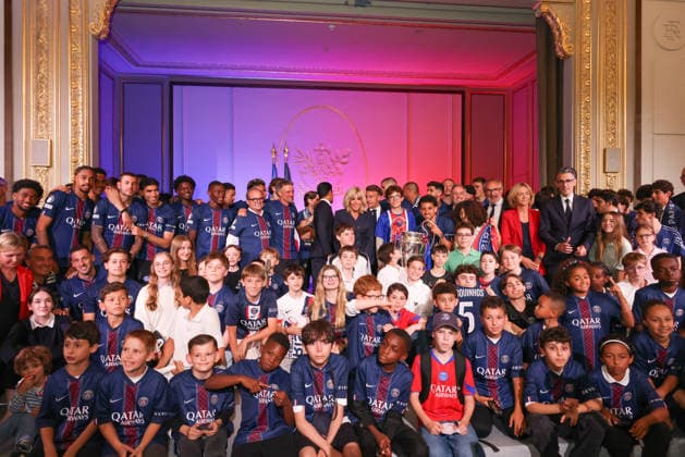 Emmanuel et Brigitte Macron avec l équipe du PSG - Emmanuel Macron, président de la République Française et et sa femme, Brigitte Macron reçoivent les joueurs du PSG à l Elysée après leur victoire en finale de la Ligue Des Champions 2026. Jack Tribeca Bestimage Emmanuel Macron, President of the French Republic, and his wife, Brigitte Macron, receive the PSG players at the Elysée Palace after their victory in the 2026 Champions League final. Paris France  Copyright: xJackxTribecax xBestimagexJackxTribecax xBestimagex
