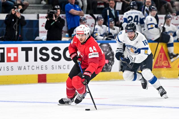 ZURICH, SWITZERLAND MAY 31 Pius Suter of Switzerland in action chased by Aleksander Barkov of Finland during the 2026 IIHF Ice Hockey World Championship Switzerland Gold Medal game between Switzerland and Finland at Swiss Life Arena on May 31, 2026 in Zurich, Zurich Zurich Swiss Life Arena Zurich Switzerland Copyright: xJustPictures.ch AndreaxBrancax jp-en-EuSpIm-JP7_ANB_SuiFin_31052026_9334