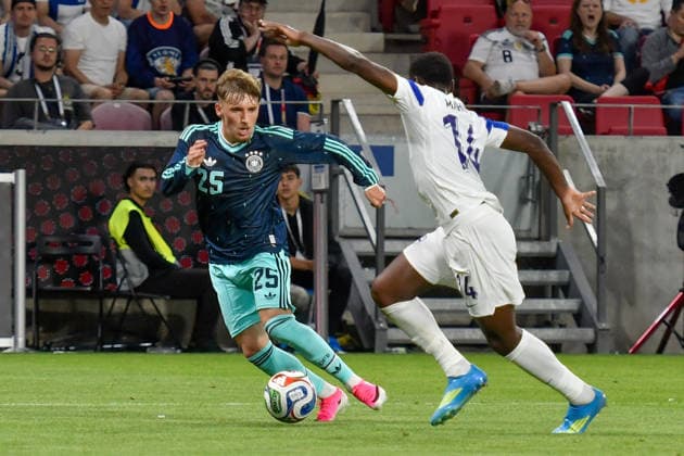 from left in duel Lennart Karl Germany 25 Ryan Mahuta Finland 14 31 05 2026 ¢ Soccer ¢ World Cup Test ¢ Germany vs Finland, MEWA Arena, Mainz, Rheinland Pfalz Germany Copyright: xpepphotox xSaschaxWeizx pep00321, pep_20260531_hm_1859