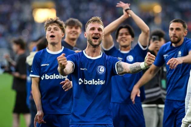 KAA Gent v KRC Genk - Jupiler Pro League Europe Play-Off Decider GENT, BELGIUM - MAY 31 : Van Der Heyden Siebe defender of KAA Gent celebrating the victory towards their supporters after the Jupiler Pro League Europe Play-Off decider match with the last European Conference League ticket at stake between KAA Gent and KRC Genk on May 31, 2026 in Gent, Belgium, 31 05 2026 Gent Belgium  Copyright: xNicoxVereeckenx