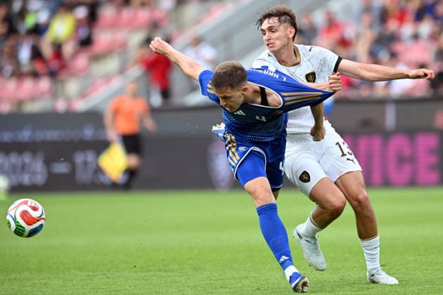 May 31, 2026, Prague, Czech Republic: MOJMIR CHYTIL of Czech Republic (white) fights for the ball with ILIR KRASNIQI of Kosovo (4) during the friendly match between Czech Republic and Kosovo at Letna Stadium in Prague, Czech Republic, May 31, 2026...Czech Republic s national football team played a friendly match in Prague before flying out to the FIFA World Cup, WM, Weltmeisterschaft, Fussball 2026. Prague Czech Republic - ZUMAr156 20260531_aap_r156_052 Copyright: xSlavekxRutax