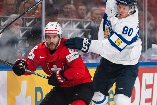 ZURICH, ZURICH - MAY 31: Christoph Bertschy of Switzerland battles with Saku Maenalanen of Finland during the Gold Medal Game between Switzerland and Finland of the 2026 IIHF World Championship, WM, Weltmeisterschaft at Swiss Life Arena on May 31, 2026 in Zurich, Zurich, Switzerland.  Copyright: xLivioxBaeriswylx xSPPx Sportspressphoto_SPR158077