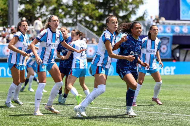 EVANSTON, USA - May 31: Players get set for a set piece during the game between the Chicago Stars FC and San Diego Wave FC at Northwestern Medicine Field at Martin Stadium on Sunday, May 31 in Evanston, USA  Copyright: xShainaxBenhiyoun SPPx Sportspressphoto_SPR158083