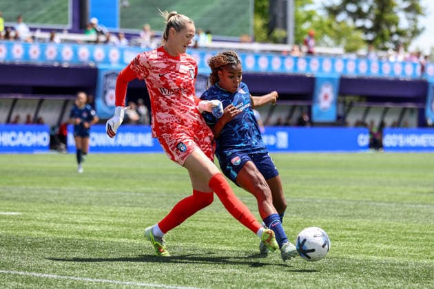 EVANSTON, USA - May 31: Ludmila (17 San Diego Wave FC) and Katie Atkinson (27 Chicago Stars FC) battle for the ball during the game between the Chicago Stars FC and San Diego Wave FC at Northwestern Medicine Field at Martin Stadium on Sunday, May 31 in Evanston, USA  Copyright: xShainaxBenhiyoun SPPx Sportspressphoto_SPR158090