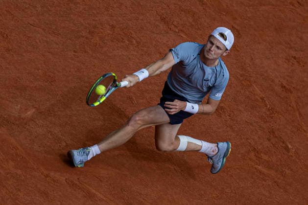 2026 French Open - Day Eight Jesper De Jong returns the ball against Alexander Zverev during the Roland Garros Grand Slam Tournament on Day 08 in Paris, France, on May 31, 2026. Paris France  Copyright: xRobertxSzaniszlox originalFilename:szaniszlo-notitle260531_npETf.jpg