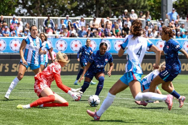 EVANSTON, USA - May 31: Katie Atkinson (27 Chicago Stars FC) collects the ball during the game between the Chicago Stars FC and San Diego Wave FC at Northwestern Medicine Field at Martin Stadium on Sunday, May 31 in Evanston, USA  Copyright: xShainaxBenhiyoun SPPx Sportspressphoto_SPR158095