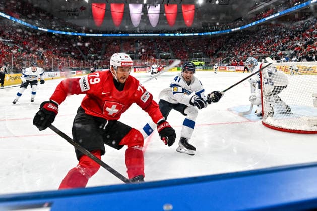 ZURICH, SWITZERLAND MAY 31 Calvin Thurkauf of Switzerland and Ville Heinola of Finland in a battle along the boards during the 2026 IIHF Ice Hockey World Championship Switzerland Gold Medal game between Switzerland and Finland at Swiss Life Arena on May 31, 2026 in Zurich, Zurich Zurich Swiss Life Arena Zurich Switzerland Copyright: xJustPictures.ch AndreaxBrancax jp-en-EuSpIm-JP7_ANB_SuiFin_31052026_9840
