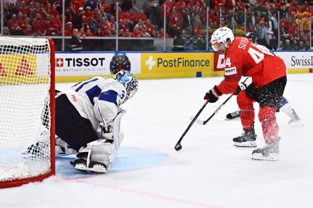 From left goalkeeper Justus Annunen of Finland and Pius Suter of Switzerland in action during the final match Switzerland vs Finland at the 2026 IIHF Ice hockey, Eishockey World Championship, WM, Weltmeisterschaft in Zurich, Switzerland, May 31, 2026. (CTKxPhoto RadekxPetrasek) CTKPhotoP2026053106221  CTKPhotoP2026053106221