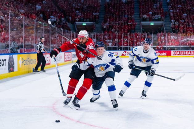 ZURICH, SWITZERLAND - MAY 31: Nino Niederreiter (Switzerland, 22) in the battle for the puck with Konsta Helenius (Finland, 94) during the Gold Medal Game - Match 64 between Switzerland and Finland at the IIHF Ice hockey, Eishockey World Championship, WM, Weltmeisterschaft 2026, Swiss Life Arena on May 31, 2026 in Zurich, Switzerland. Zurich Switzerland Copyright: xTimoxSteinx