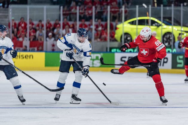 31 05 2026, Zurich, Swiss Life Arena, Ice Hockey World Championships Gold Medal Game Switzerland Finland, 41 Ville Heinola Finland , 88 Christoph Bertschy Switzerland Zurich Swiss Life Arena Zurich Switzerland Copyright: xJustPictures.ch StefanxEmchx jp-de-StEm-DSC0071920260531