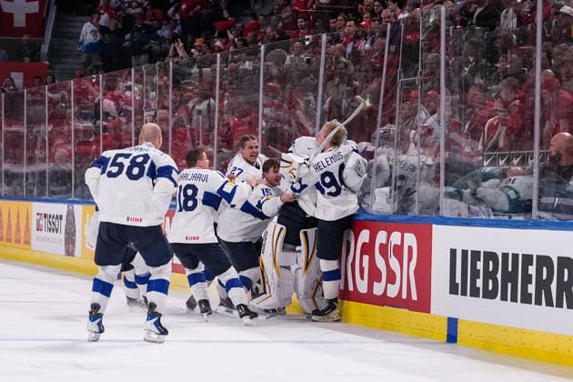 ZURICH, SWITZERLAND MAY 31 Konsta Helenius of Finland R celebrates his winning goal with team during the 2026 IIHF Ice Hockey World Championship Switzerland Gold Medal game between Switzerland and Finland at Swiss Life Arena on May 31, 2026 in Zurich, Zurich Zurich Swiss Life Arena Zurich Switzerland Copyright: xJustPictures.ch JarixPestelaccix jp-en-EuSpIm-_DSC0779-20260531