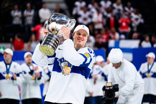 260531 Mikael Granlund of Finland celebrates with the trophy after the 2026 IIHF Ice hockey, Eishockey World Championship, WM, Weltmeisterschaft final between Switzerland and Finland on May 31, 2026 in Zürich. Photo: Jesper Zerman BILDBYRAN kod JZ JZ0742 ishockey ice hockey ishockey-vm 2026 vm 2026 iihf world championship final switzerland schweiz finland bbeng jubel *** 260531 Mikael Granlund of Finland celebrates with the trophy after the 2026 IIHF Ice Hockey World Championship final between Switzerland and Finland on May 31, 2026 in Zürich Photo Jesper Zerman BILDBYRAN kod JZ JZ0742 ishockey ice hockey ishockey vm 2026 vm 2026 iihf world championship final switzerland schweiz finland bbeng jubel  Copyright: JESPERxZERMAN BB260531JZ225