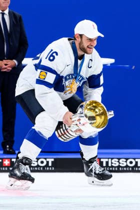 260531 Alexander Barkov of Finland celebrates with the trophy after the 2026 IIHF Ice Hockey World Championship final between Switzerland and Finland on May 31, 2026 in Zürich Photo Jesper Zerman BILDBYRAN kod JZ JZ0742 ishockey ice hockey ishockey vm 2026 vm 2026 iihf world championship final switzerland schweiz finland bbeng jubel  Copyright: JESPERxZERMAN BB260531JZ242