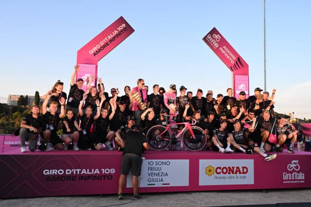 CYCLING - Giro d Italia - Rome - Rome Photo by IPA ABACAPRESS.COM85224448 - Jonas Vingegaard (Visma-Lease a Bike) and his team celebrate the first place in the 109th Giro d Italia 2026, Stage 21, a 131 km stage from Rome to Rome, on May 31, 2026, in Rome, Italy. Rome Italy  Copyright: xIPAxSport ABACAx