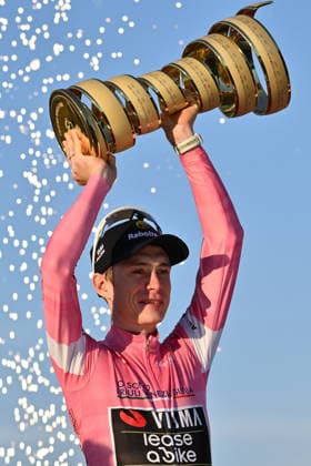 CYCLING - Giro d Italia - Rome - Rome Photo by IPA ABACAPRESS.COM85224444 - Jonas Vingegaard (Visma-Lease a Bike) receives the award for first place in the 109th Giro d Italia 2026, Stage 21, a 131 km stage from Rome to Rome, on May 31, 2026, in Rome, Italy. Rome Italy  Copyright: xIPAxSport ABACAx