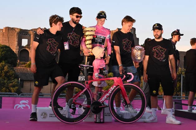 CYCLING - Giro d Italia - Rome - Rome Photo by IPA ABACAPRESS.COM85224533 - Jonas Vingegaard (Visma-Lease a Bike) and his team celebrate the first place in the 109th Giro d Italia 2026, Stage 21, a 131 km stage from Rome to Rome, on May 31, 2026, in Rome, Italy. Rome Italy  Copyright: xIPAxSport ABACAx