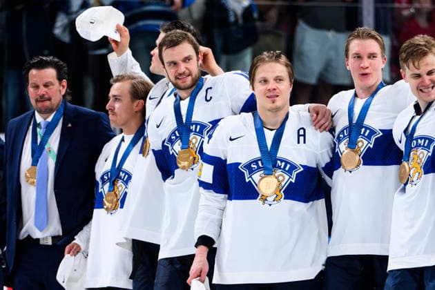 260531 Alexander Barkov and Mikael Granlund of Finland after the 2026 IIHF Ice Hockey World Championship final between Switzerland and Finland on May 31, 2026 in Zürich Photo Jesper Zerman BILDBYRAN kod JZ JZ0742 ishockey ice hockey ishockey vm 2026 vm 2026 iihf world championship final switzerland schweiz finland bbeng  Copyright: JESPERxZERMAN BB260531JZ243