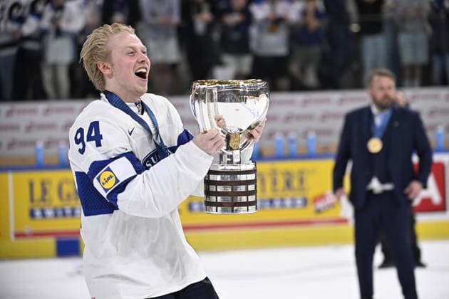 LKS 20260601 94 Konsta Helenius, who scored the sudden-death goal during the over time, holds the trophy after winning the IIHF Ice hockey, Eishockey Men s World Championship, WM, Weltmeisterschaft final match between Switzerland and Finland at the Swiss Life Arena in Zurich on June 1, 2026. Finland won 0-1. - RONI REKOMAA Zürich Switzerland 3MolnRdiOTU  Copyright: xRonixRekomaax 3MolnRdiOTU