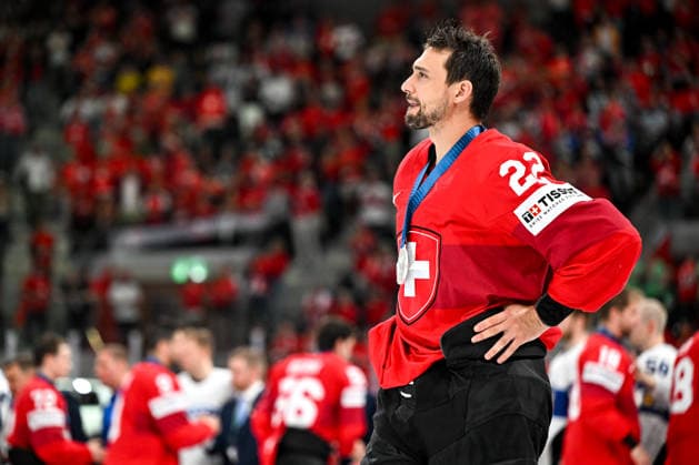 ZURICH, SWITZERLAND MAY 31 Nino Niederreiter of Switzerland disappointed after the loss during the 2026 IIHF Ice Hockey World Championship Switzerland Gold Medal game between Switzerland and Finland at Swiss Life Arena on May 31, 2026 in Zurich, Zurich Zurich Swiss Life Arena Zurich Switzerland Copyright: xJustPictures.ch AndreaxBrancax jp-en-EuSpIm-JP7_ANB_SuiFin_31052026_0533