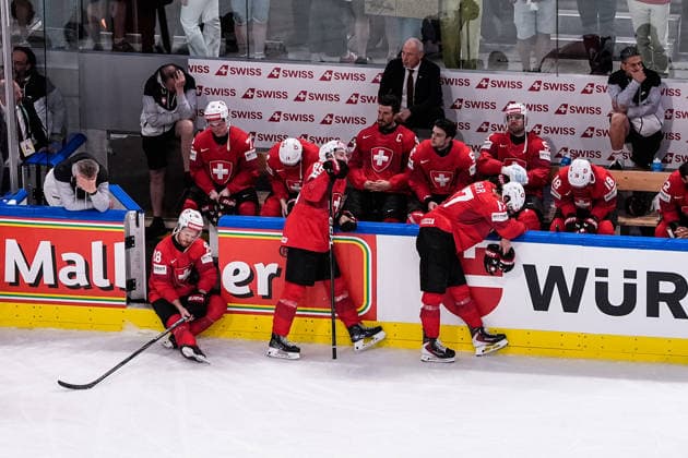ZURICH, SWITZERLAND MAY 31 Switzerland squad reacts to loss in the overtime during the 2026 IIHF Ice Hockey World Championship Switzerland Gold Medal game between Switzerland and Finland at Swiss Life Arena on May 31, 2026 in Zurich, Zurich Zurich Swiss Life Arena Zurich Switzerland Copyright: xJustPictures.ch JarixPestelaccix jp-en-EuSpIm-_DSC1354-20260531