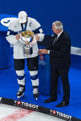 ZURICH, ZURICH - MAY 31: Aleksander Barkov of Finland receives the championship trophy from IIHF President Luc Tardif following victory in the Gold Medal Game between Switzerland and Finland of the 2026 IIHF World Championship, WM, Weltmeisterschaft at Swiss Life Arena on May 31, 2026 in Zurich, Zurich, Switzerland.  Copyright: xLivioxBaeriswylx xSPPx Sportspressphoto_SPR158331