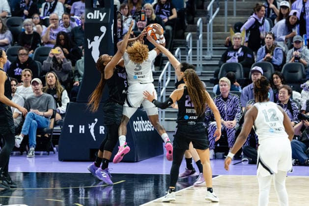 SAN FRANCISCO, CA - MAY 31: Kayla Thornton 5 of the Golden State Valkyries forces a jump ball on NaLyssa Smith 3 of the Las Vegas Aces during a game on May 31, 2026 at Chase Center in San Francisco, CA. (Photo by Matthew Huang Icon Sportswire) WNBA, Basketball Damen, USA MAY 31 Las Vegas Aces at Golden State Valkyries EDITORIAL USE ONLY Icon260531009