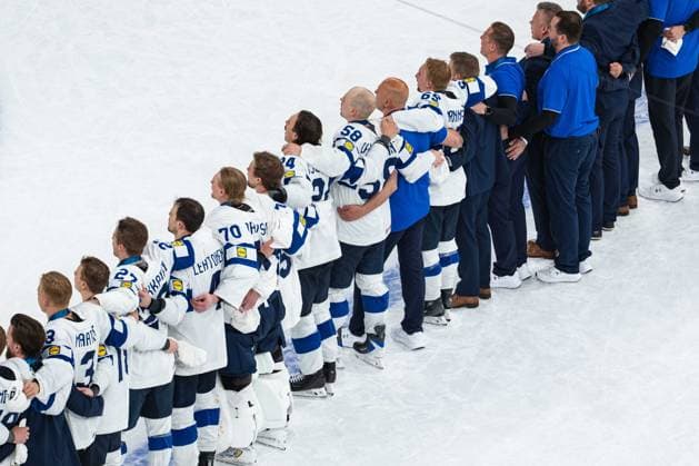ZURICH, ZURICH - MAY 31: Finland players listen to their national anthem following victory in the Gold Medal Game between Switzerland and Finland of the 2026 IIHF World Championship, WM, Weltmeisterschaft at Swiss Life Arena on May 31, 2026 in Zurich, Zurich, Switzerland.  Copyright: xLivioxBaeriswylx xSPPx Sportspressphoto_SPR158417