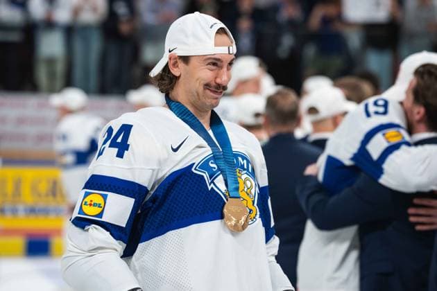 ZURICH, ZURICH - MAY 31: Hannes Bjorninen of Finland poses with his gold medal following victory in the Gold Medal Game between Switzerland and Finland of the 2026 IIHF World Championship, WM, Weltmeisterschaft at Swiss Life Arena on May 31, 2026 in Zurich, Zurich, Switzerland.  Copyright: xLivioxBaeriswylx xSPPx Sportspressphoto_SPR158428
