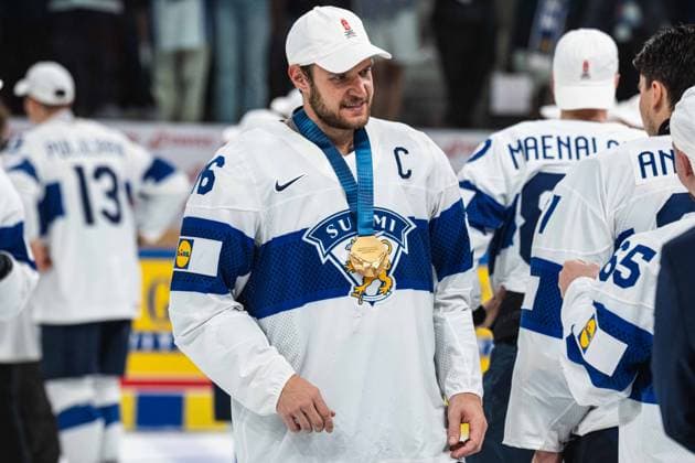 ZURICH, ZURICH - MAY 31: Aleksander Barkov of Finland poses with his gold medal following victory in the Gold Medal Game between Switzerland and Finland of the 2026 IIHF World Championship, WM, Weltmeisterschaft at Swiss Life Arena on May 31, 2026 in Zurich, Zurich, Switzerland.  Copyright: xLivioxBaeriswylx xSPPx Sportspressphoto_SPR158441