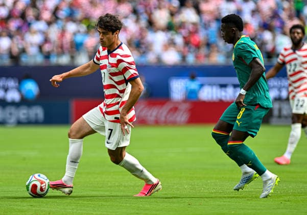 May 31, 2026, Charlotte, North Carolina, USA: USA midfielder GIO REYNA dribbles away from pressure, buying time for a teammate near the sideline to get open. The U.S. MenÃ¢â‚¬â ¢s national team, Nationalteam defeated Senegal, 3-2, at Bank of America Stadium in Charlotte, NC. Charlotte USA - ZUMAm261 20260531_zsp_m261_004 Copyright: xPatrickxMagoonx