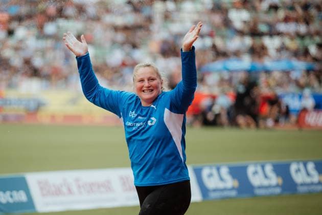 Alina Kenzel raises both arms in the air and cheers exuberantly after her shot put attempt Numerous spectators in the stands can be seen in the background Alina Kenzel cheers during the shot put in the stadium Copyright: xspeedshotx xBeatricexBauerx