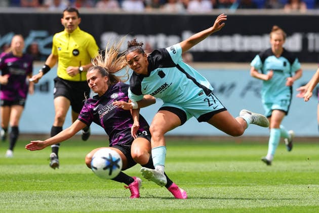 HARRISON, NJ - MAY 31: Jess Carter 27 of the Gotham FC battles Kate Faasse 23 of the Houston Dash during the first half of the NWSL game on May 31, 2026 at Sports Illustrated Stadium in Harrison, New Jersey. (Photo by Rich Graessle Icon Sportswire) SOCCER: MAY 31 NWSL Gotham FC vs Houston Dash EDITORIAL USE ONLY Icon26053126272