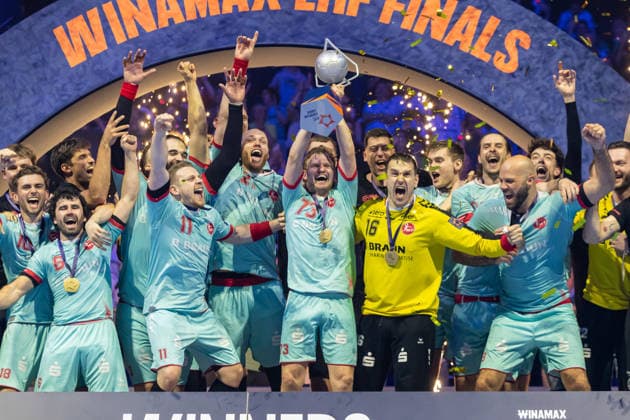 Timo Kastening (MT Melsungen) lifts the EHF-Cup at the award ceremony during the handball final of the Winamax EHF Finals 2026 between THW Kiel and MT Melsungen at Barclays Arena on May 31, 2026 in Hamburg, Germany. - *** Timo Kastening MT Melsungen lifts the EHF Cup at the award ceremony during the handball final of the Winamax EHF Finals 2026 between THW Kiel and MT Melsungen at Barclays Arena on May 31, 2026 in Hamburg, Germany