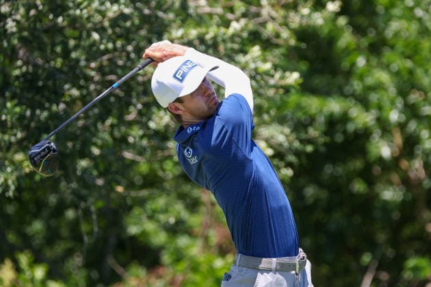 FORT WORTH, TX - MAY 31: Alex Smalley (USA) hits from the 9th tee during the final round of the Charles Schwab Challenge on May 31, 2026 at Colonial Country Club in Fort Worth, TX. (Photo by George Walker Icon Sportswire) GOLF: MAY 31 PGA, Golf Herren Charles Schwab Challenge EDITORIAL USE ONLY Icon26053129