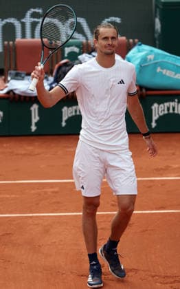 German Alexander Zverev celebrates his win against Dutch Jesper De Jong at the end of their fourth-round match at the French Tennis Open in Roland Garros in Paris, France, on Sunday, May 31, 2026. Zverev won 7-6, 6-4, 6-1.  PAR20260531120 MAYAxVIDON-WHITE