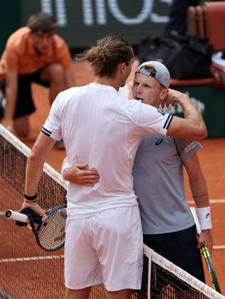 German Alexander Zverev and Dutch Jesper De Jong hug at the end of their fourth-round match at the French Tennis Open in Roland Garros in Paris, France, on Sunday, May 31, 2026. Zverev won 7-6, 6-4, 6-1.  PAR20260531121 MAYAxVIDON-WHITE