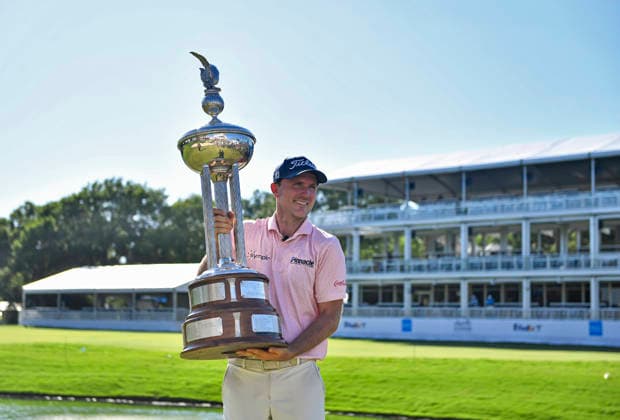 FORTH WORTH, TX - MAY 31: Russell Henley holds the Leonard Trophy after winning the final round of the PGA, Golf Herren Charles Schwab Challenge at Colonial Country Club on Sunday, May 31, 2026 in Fort Worth, TX. (Photo by Austin McAfee Icon Sportswire) GOLF: MAY 31 PGA Charles Schwab Challenge EDITORIAL USE ONLY Icon260531004