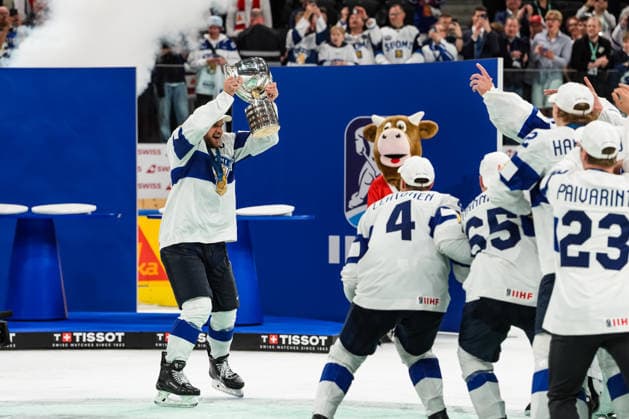 xxkeikkaxx 20260601 Swiss Life Arena, Zurich, Switzerland. IIHF Ice hockey, Eishockey World Championships Gold Medal Game Switzerland vs Finland Aleksander Barkov (16) of Team Finland hoists the championship trophy. Photo by Pasi Suokko All Over Press  1.06243436