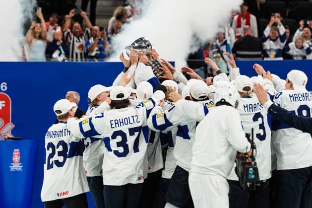 xxkeikkaxx 20260601 Swiss Life Arena, Zurich, Switzerland. IIHF Ice hockey, Eishockey World Championships Gold Medal Game Switzerland vs Finland Team Finland celebrates the championship trophy. Photo by Pasi Suokko All Over Press  1.06243437