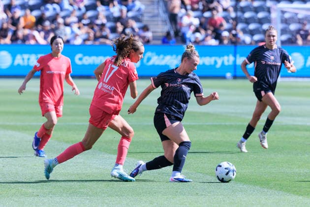 May 31, 2026, Los Angeles, California, USA: Kennedy Fuller 17 of the Angel City FC takes possession of the ball as Dani Weatherholt 17 of North Carolina Courage defends during their regular season NWSL game on Sunday May 31, 2026 at the BMO Stadium in Los Angeles, California. ACFC lose to NC Courage, 1-2. ARIANA RUIZ PI ACFC Lose To NC Courage, 1-2  - ZUMAp124 20260531_zaa_p124_063 Copyright: xArianaxRuizx