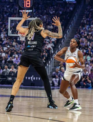 May 31 2026 Las Vegas guard Jackie Young (0)looks to pass the ball during the WNBA, Basketball Damen, USA game between Las Vegas Aces and the Golden State Valkyries. CSM WNBA 2026 : Las Vegas Vs Golden State MAY 31  - ZUMAc04_ 20260531_zma_c04_227 Copyright: xThurmanxJamesx
