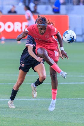 May 31, 2026, Los Angeles, California, USA: Evelyn Ijeh 10 of the North Carolina Courage passes the ball during their regular season NWSL game against the Angel City FC on Sunday May 31, 2026 at the BMO Stadium in Los Angeles, California. ACFC lose to NC Courage, 1-2. ARIANA RUIZ PI Los Angeles USA - ZUMAp124 20260531_zaa_p124_053 Copyright: xArianaxRuizx