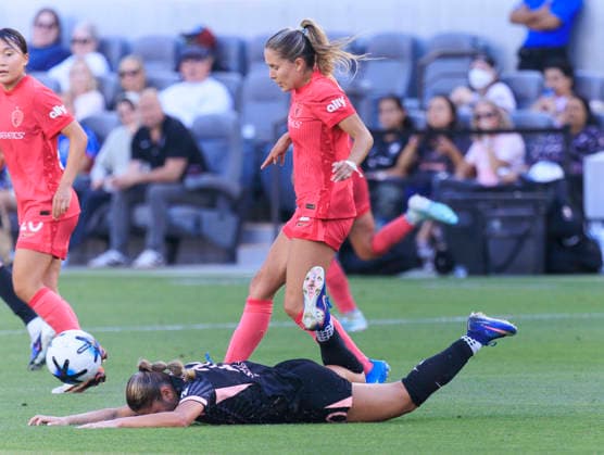 May 31, 2026, Los Angeles, California, USA: Ashley Sanchez 2 of North Carolina Courage commits a foul against Gisele Thompson 20 of Angel City FC during their regular season NWSL game on Sunday May 31, 2026 at the BMO Stadium in Los Angeles, California. ACFC lose to NC Courage, 1-2. ARIANA RUIZ PI Los Angeles USA - ZUMAp124 20260531_zaa_p124_068 Copyright: xArianaxRuizx