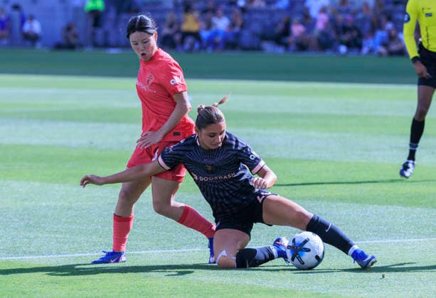 May 31, 2026, Los Angeles, California, USA: Gisele Thompson 20 of the Angel City FC receives the ball as Uno Shiragaki 18 of the North Carolina Courage defends during their regular season NWSL game on Sunday May 31, 2026 at the BMO Stadium in Los Angeles, California. ACFC lose to NC Courage, 1-2. ARIANA RUIZ PI Los Angeles USA - ZUMAp124 20260531_zaa_p124_077 Copyright: xArianaxRuizx