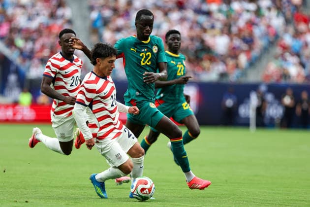 May 31, 2026, Charlotte, North Carolina, USA: United States defender Alejandro Zendejas (26) and Senegal defender Moustapha Mbow (22) battle for a ball during an International Friendly, Länderspiel, Nationalmannschaft match between United States and Senegal at Bank of America Stadium in Charlotte, North Carolina Soccer 2026: USA 3:2 Senegal  - ZUMAa257 20260531_zsp_a257_024 Copyright: xChrisxArjoonx