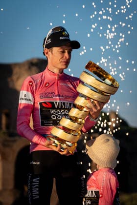 109th Giro d Italia 2026, Stage 21 a 131km stage from Rome to Rome 1289m in Rome, Italy, on 31 May 2026. Jonas Vingegaard of Denmark during award cerimony of the 109th Giro d Italia 2026, Stage 21 a 131km stage from Rome to Rome 1289m in Rome, Italy, on 31 May 2026., Credit:Stefano Costantino TTL Stefano Costantino Avalon Italy, Rome  Copyright: xStefanoxCostantinoxTTLx xStefanoxCostantinox xAvalonx 1107026458