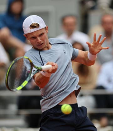 (260601) -- PARIS, June 1, 2026 -- Jesper de Jong hits a return during the men s singles 4th round match between Alexander Zverev of Germany and Jesper de Jong of the Netherlands at the French Open tennis tournament at Roland Garros, Paris, France, May 31, 2026. ) (SP)FRANCE-PARIS-TENNIS-FRENCH OPEN-MEN S SINGLES-4TH ROUND WuxHuiwo 