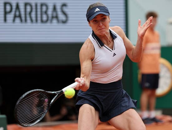 (260601) -- PARIS, June 1, 2026 -- Elina Svitolina hits a return during the women s singles 4th round match between Elina Svitolina of Ukraine and Belinda Bencic of Switzerland at the French Open tennis tournament at Roland Garros, Paris, France, May 31, 2026. ) (SP)FRANCE-PARIS-TENNIS-FRENCH OPEN-WOMEN S SINGLES-4TH ROUND WuxHuiwo 